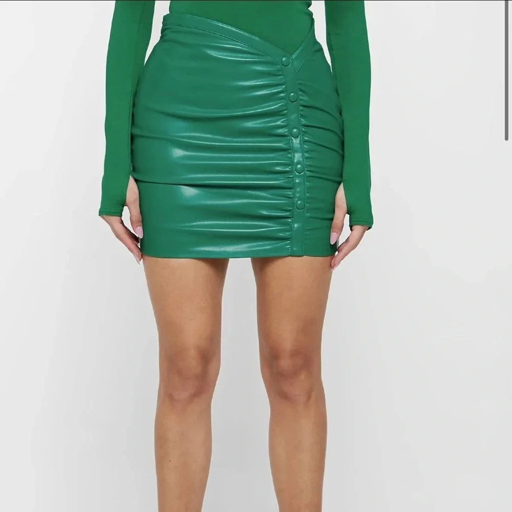 Manier De Voir Green Vegan Leather Runched Mini Skirt Size UK 4 US 0 - Picture 2 of 5